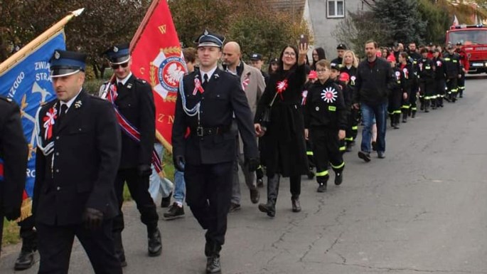 defilada osp przemarsz jednostek osp ze świetlicy w wojciechowie do kościoła
