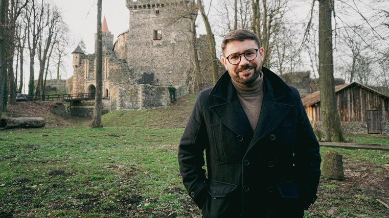 prezes zamku grodziec Mariusz garbera na tle zamku